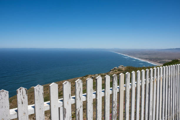 白いピケット フェンス、カリフォルニア州マリン郡のポイント レイズ国立海岸の海岸線 - point reyes national seashore northern california beach california ストックフォトと画像