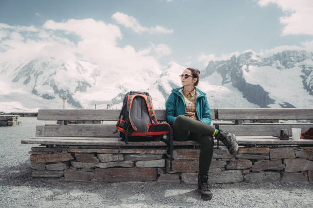 mulher sentada no banco no fundo da geleira nos alpes suíços - banco assento - fotografias e filmes do acervo