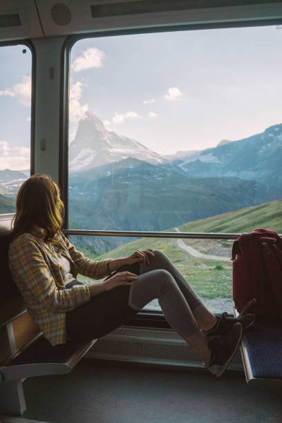 mujer viajando en tren de gornergrat - bench mountain park sitting fotografías e imágenes de stock