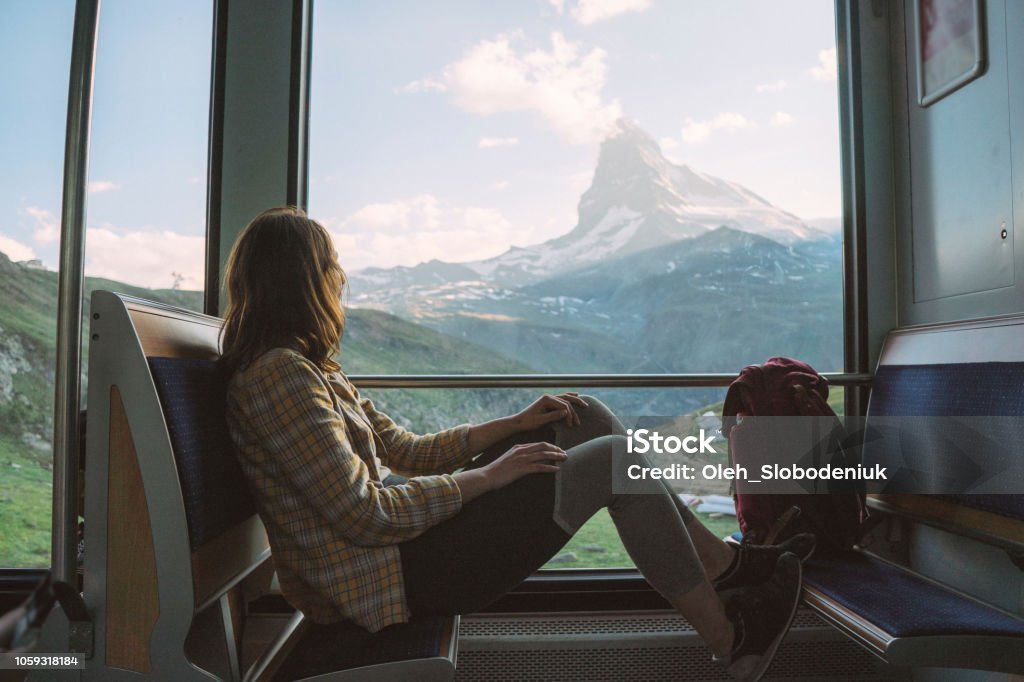 Femme voyageant en train du Gornergrat - Photo de Train libre de droits