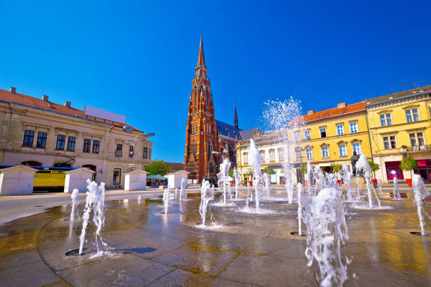 fuente plaza principal de osijek y vista catedral, región de eslavonia de croacia - east facade fotografías e imágenes de stock