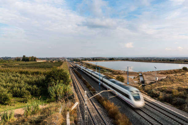 リェイダ県 (スペイン) で実行されている高速鉄道 - land vehicle in a row action motion ストックフォトと画像