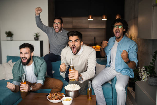 amigos assistindo esporte na tv. - adult group of people ecstatic excitement - fotografias e filmes do acervo