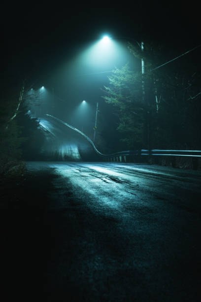 霧の夜の未舗装の道路 - nobody horror spooky road ストックフォトと画像