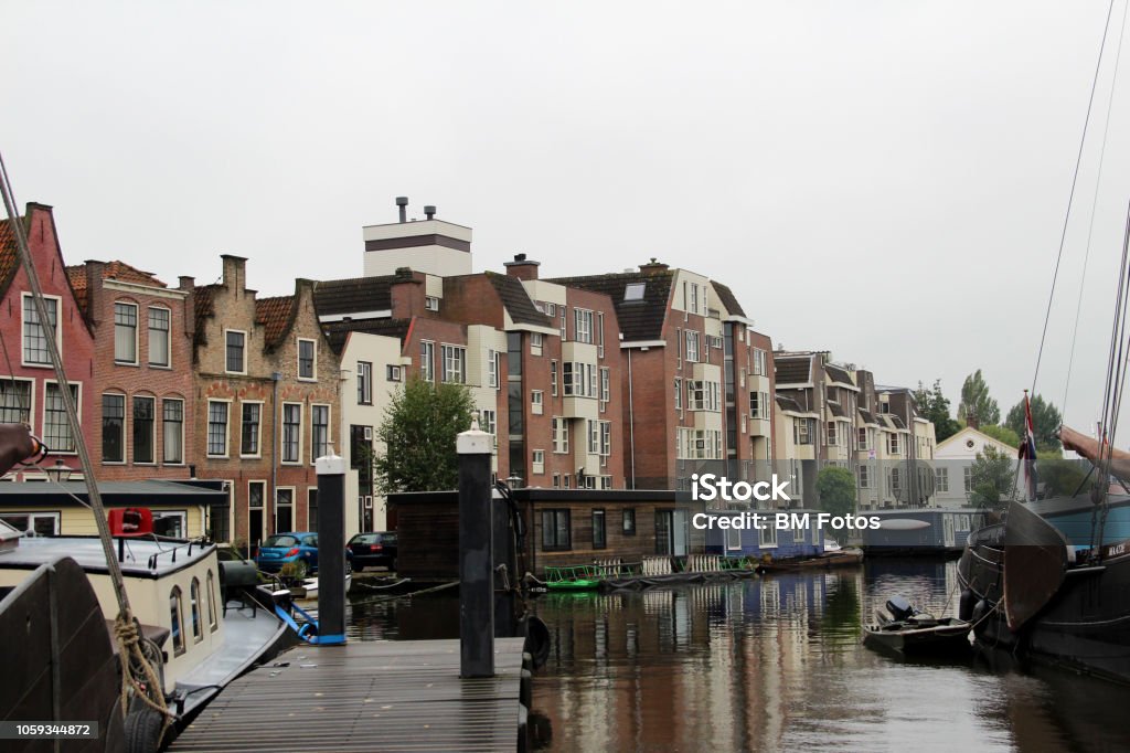 Ve a lo largo de la fachada en leiden Países Bajos Holanda del sur - Foto de stock de Agua libre de derechos