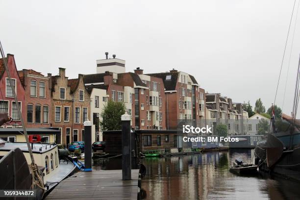 Ve A Lo Largo De La Fachada En Leiden Países Bajos Holanda Del Sur Foto de stock y más banco de imágenes de Agua