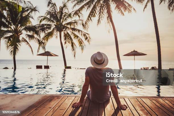 Vacanze Turisti Rilassanti In Hotel Sulla Spiaggia Di Lusso Vicino Alla Lussuosa Piscina - Fotografie stock e altre immagini di Vacanze