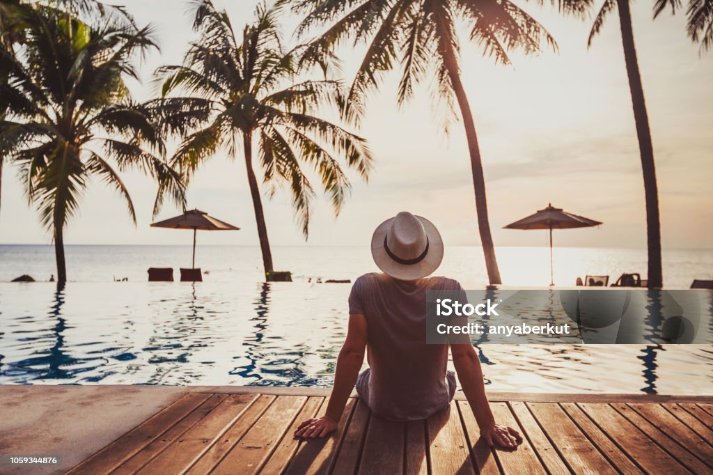 假期, 遊客放鬆在豪華海灘酒店附近的豪華游泳池。 - 免版稅渡假圖庫照片