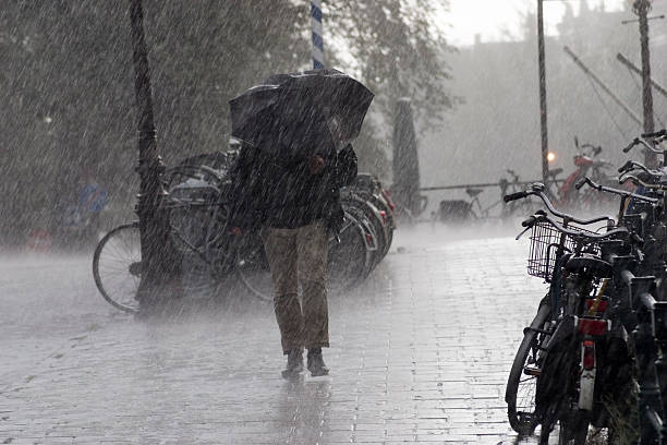 tipo lluvia - human powered vehicle fotografías e imágenes de stock