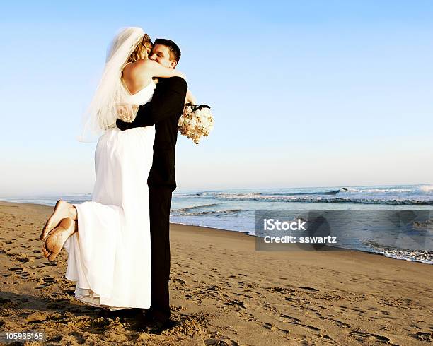 Casamento De Praia - Fotografias de stock e mais imagens de Adulto - Adulto, Amor, Ao Ar Livre