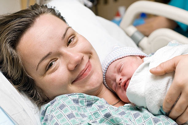 счастливая мать и новорожденный ребенок - offspring child lying on back parent стоковые фото и изображения