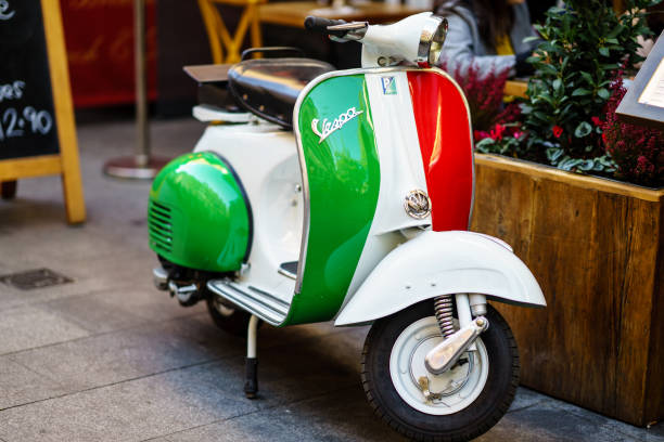 vintage vespa scooter aparcado en la calle de londres - ciclomotor vehículo de motor fotos fotografías e imágenes de stock