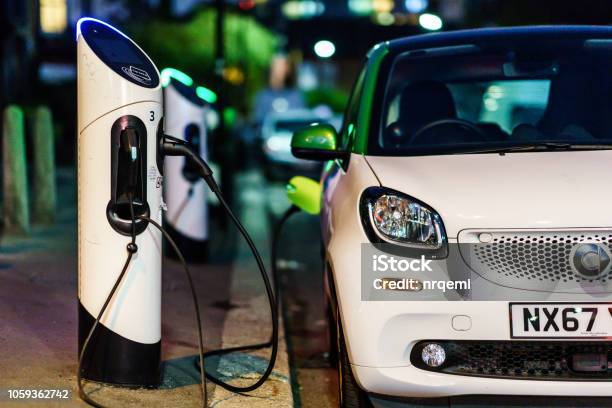 Coche Eléctrico Smart Cargando En La Noche De St London Street Foto de stock y más banco de imágenes de Coche eléctrico - Coche alternativo