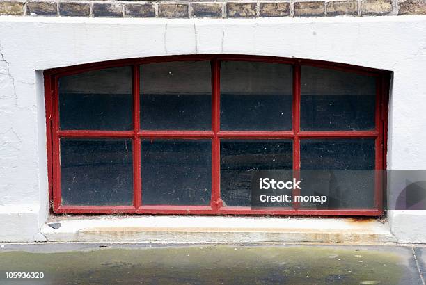 Red Untergeschoss Fenster Stockfoto und mehr Bilder von Fenster - Fenster, Alt, Farbbild