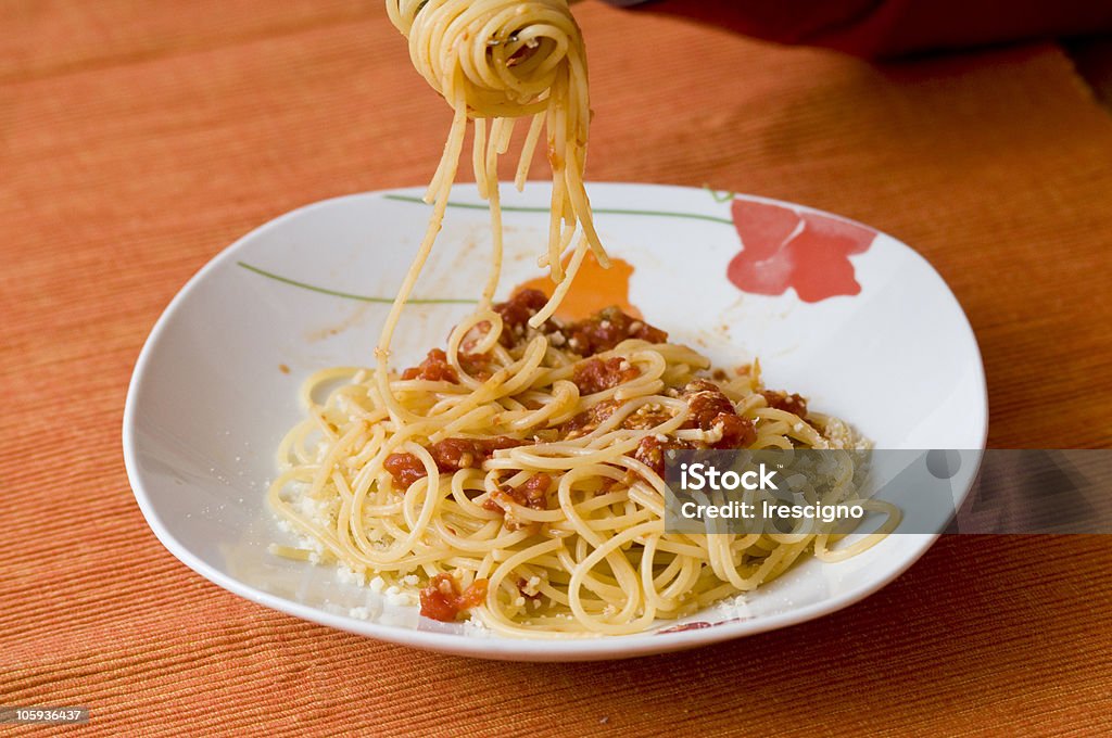 Spaghetti al pomodoro-cucina italiana - Foto stock royalty-free di Alimentazione sana