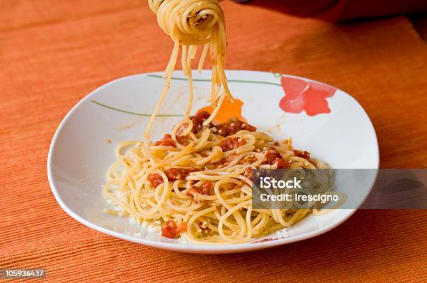 Spaghetti Al Pomodorocucina Italiana - Fotografie stock e altre immagini di Alimentazione sana - Alimentazione sana, Cibo, Composizione orizzontale