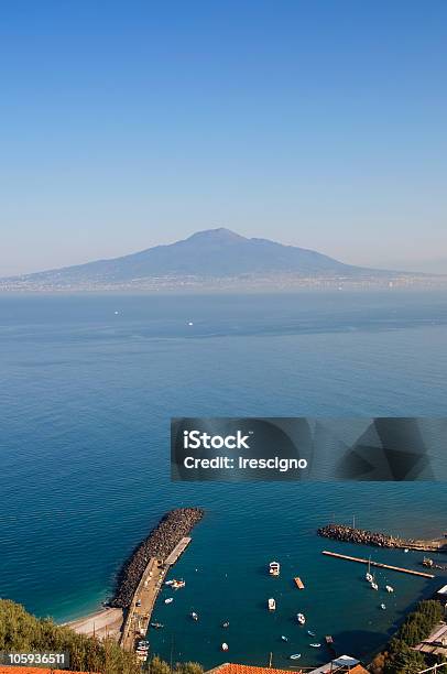Vesuvio - Fotografie stock e altre immagini di Ambientazione esterna - Ambientazione esterna, Baia, Composizione verticale