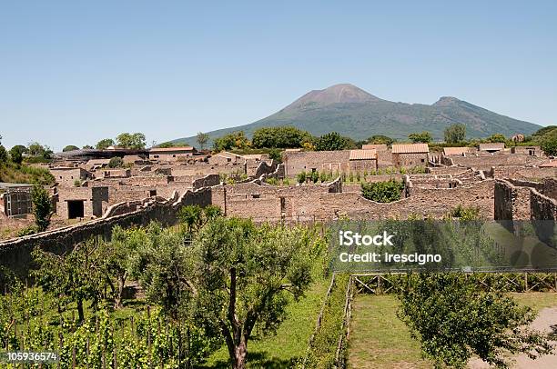 Rovine Di Pompei E Sul Vesuvio - Fotografie stock e altre immagini di Antico - Condizione - Antico - Condizione, Archeologia, Architettura