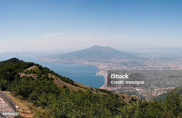 Baia Di Napoli Vesuvioitalia - Fotografie stock e altre immagini di Ambientazione esterna - Ambientazione esterna, Bellezza naturale, Composizione orizzontale