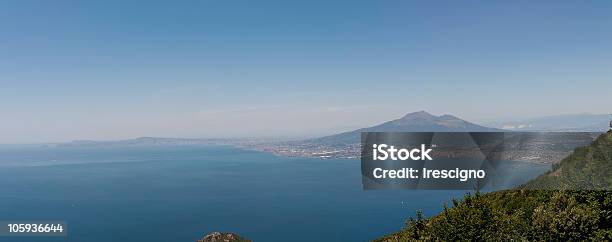 Golfo Di Napoli E Sul Vesuvio - Fotografie stock e altre immagini di Ambientazione esterna - Ambientazione esterna, Baia, Bellezza naturale