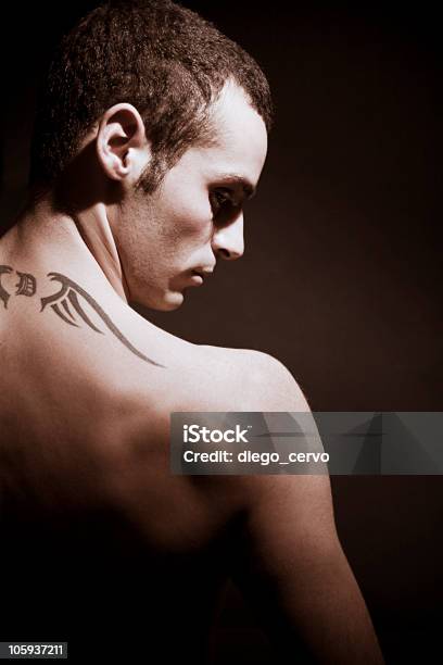 Foto de Tatuagem e mais fotos de stock de Homens - Homens, Ombro, Escuro