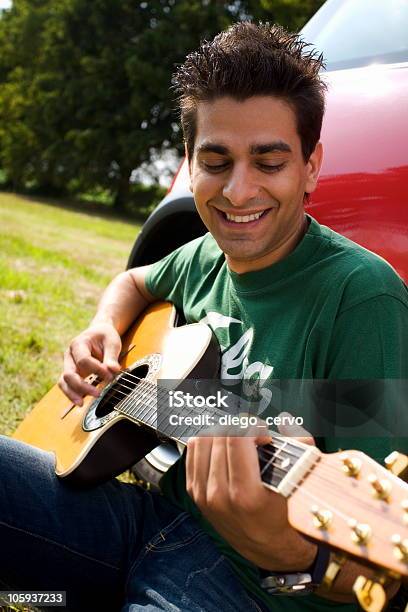Spielt Gitarre Stockfoto und mehr Bilder von Männer - Männer, Auto, Gitarre