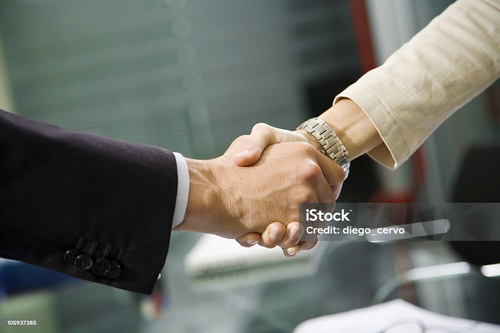 Stringersi la mano - Foto stock royalty-free di Accordo d'intesa