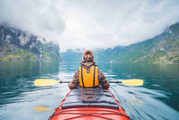 frau kajak im fjord in norwegen. - canoeing stock-fotos und bilder