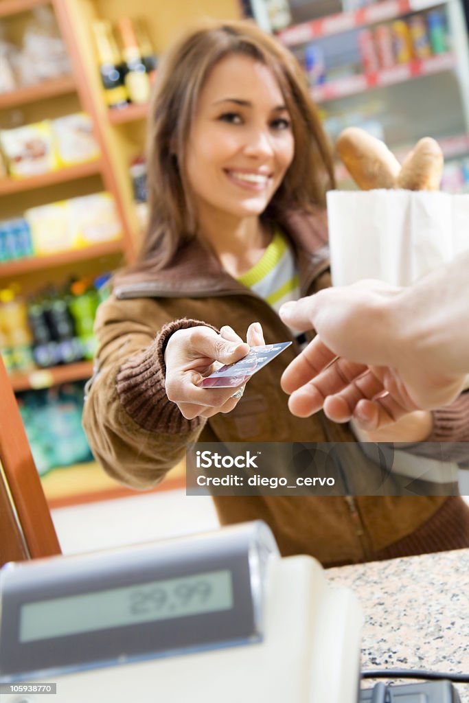 Jovem mulher com cartão de crédito em mercearia - Foto de stock de Supermercado royalty-free