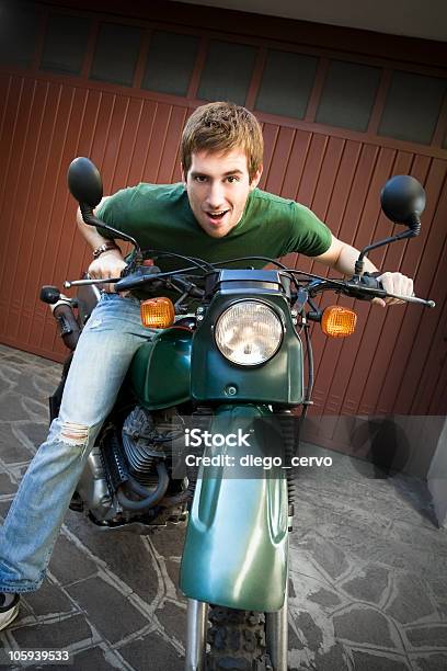 Motorrad Stockfoto und mehr Bilder von 20-24 Jahre - 20-24 Jahre, Altertümlich, Berufsfahrer