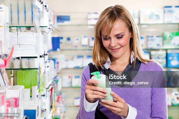 Farmacia - Fotografie stock e altre immagini di Comprare - Comprare, Donne, Fare spese