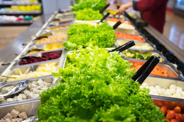 salat-bar im supermarkt - salatbüffet stock-fotos und bilder