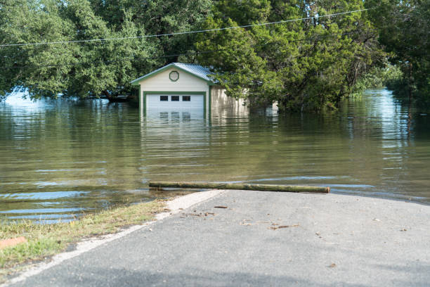 camino de austin flooding va bajo el agua y la casa totalmente inundado - flood hurricane road damaged fotografías e imágenes de stock