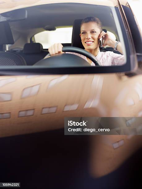 Mulher Carro De Condução - Fotografias de stock e mais imagens de A usar um telefone - A usar um telefone, Capô de Carro, Sentar-se