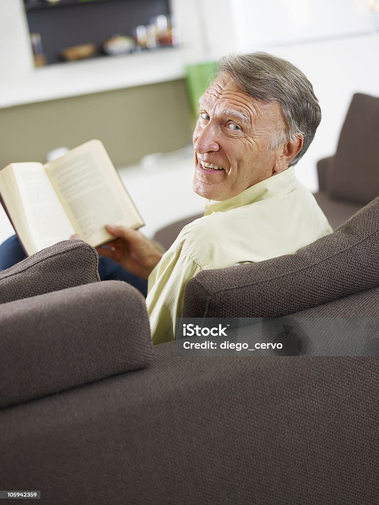 Senhor idoso lendo livro - Foto de stock de 60 Anos royalty-free