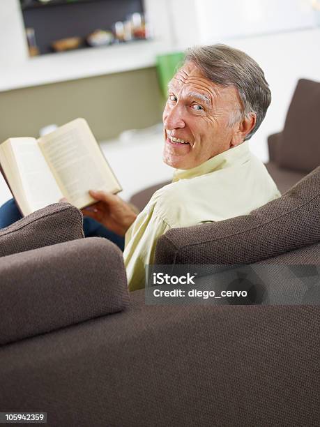 Foto de Senhor Idoso Lendo Livro e mais fotos de stock de 60 Anos - 60 Anos, 65-69 anos, 70 anos