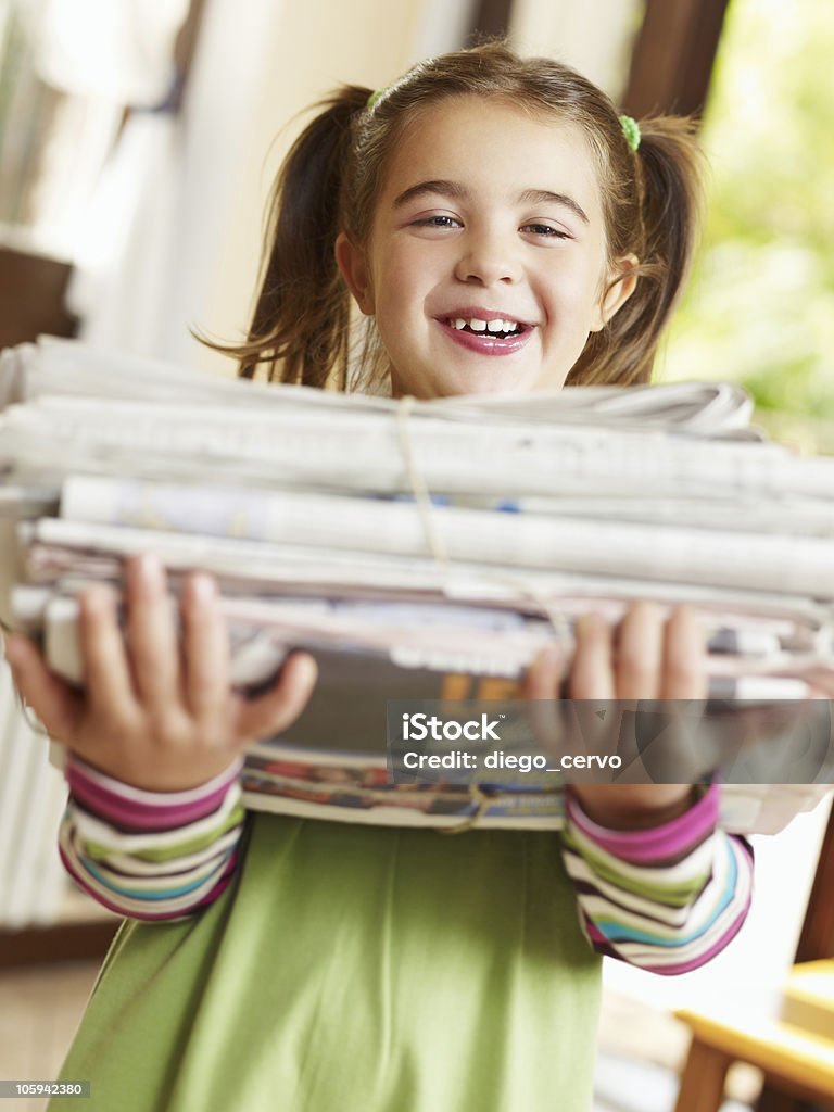 girl reciclado de periódicos - Foto de stock de Periódico libre de derechos