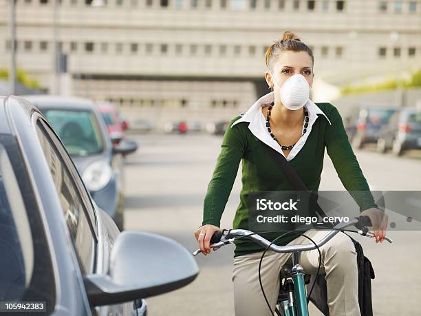Hembra Commuter Foto de stock y más banco de imágenes de Contaminación ambiental - Contaminación ambiental, Andar en bicicleta, Esmog