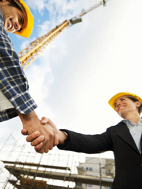 manos de agitación - hardhat construction men handshake fotografías e imágenes de stock