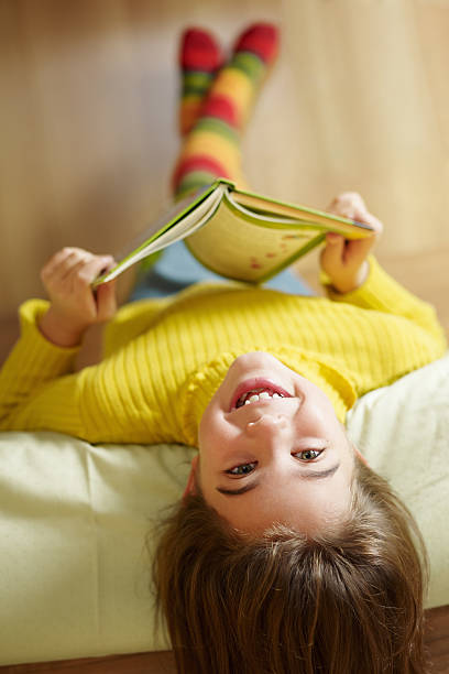 menina ler livro - carefree joy children only pre adolescent child imagens e fotografias de stock