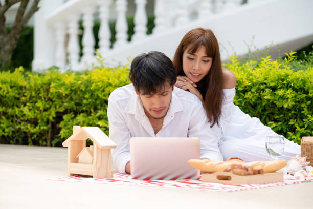 若いカップルの夏の公園でピクニックに行きましょう。 - mixed bread ストックフォトと画像