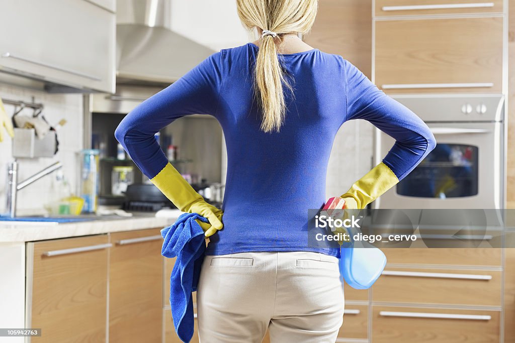 Mujer haciendo el servicio de ama de llaves - Foto de stock de Limpiar libre de derechos