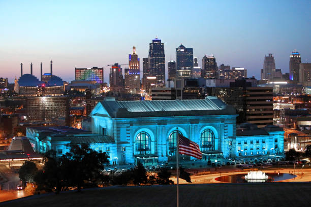 kansas city skyline union station at dusk - kansas kansas city missouri city skyline imagens e fotografias de stock