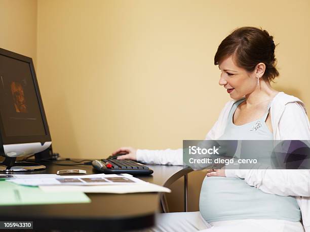 Donna Incinta Guardando La Scansione - Fotografie stock e altre immagini di Abbigliamento casual - Abbigliamento casual, Addome, Addome umano