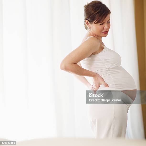 Mulher Grávida Tendo Dor De Costas - Fotografias de stock e mais imagens de Ferido - Ferido, Grávida, Mulheres