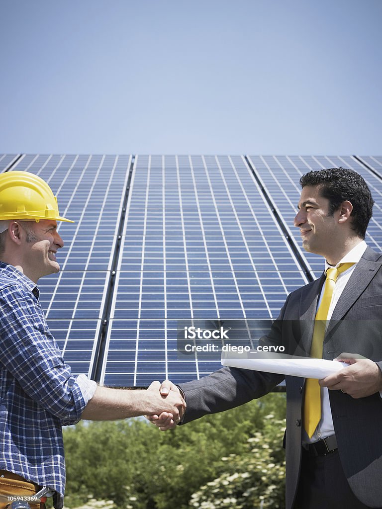 Empresário e Eletricista dar um aperto de mão - Royalty-free Energia Solar Foto de stock