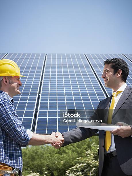 Empresário E Eletricista Dar Um Aperto De Mão - Fotografias de stock e mais imagens de Energia Solar - Energia Solar, Painel Solar, Apertar a Mão