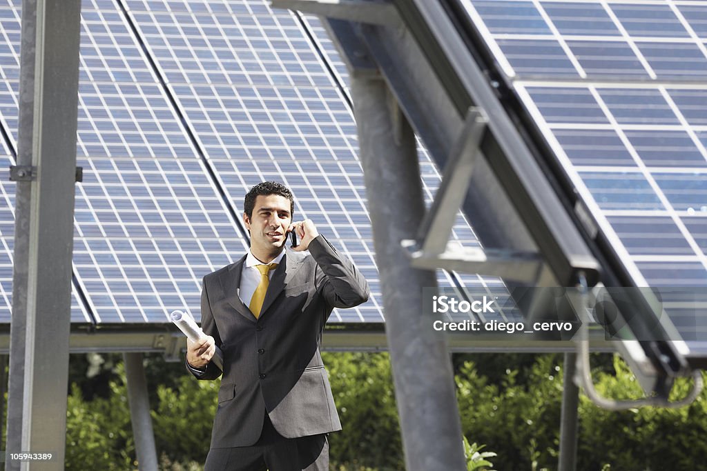 Empresário e painéis solares - Foto de stock de Homem de negócios royalty-free