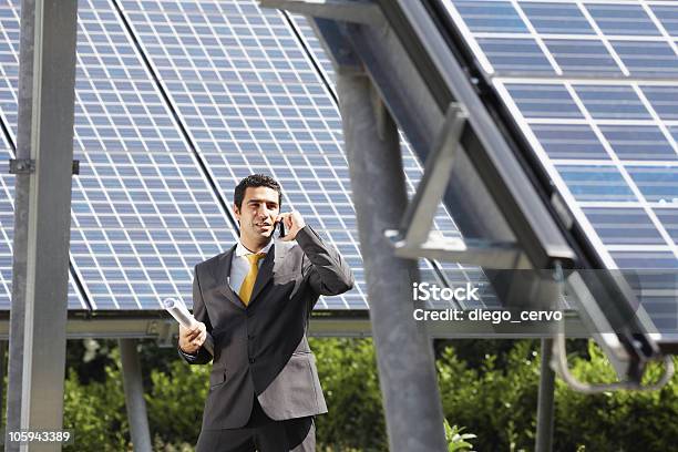 Foto de Empresário E Painéis Solares e mais fotos de stock de Homem de negócios - Homem de negócios, Painel Solar, 30 Anos