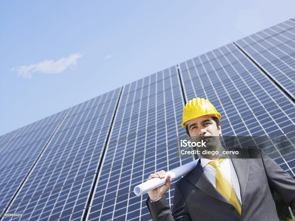 Бизнесмен и солнечных панелей - Стоковые фото Бизнес роялти-фри